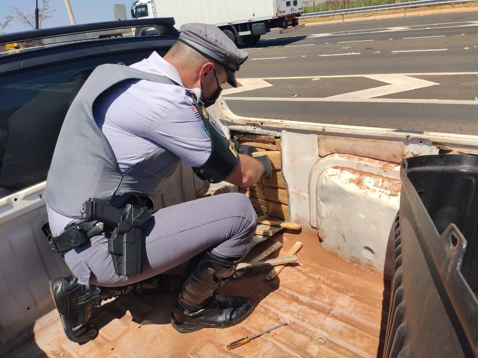 Segundo a polícia, droga estava escondida em um fundo falso na carroceria do veículo em Pongaí — Foto: Polícia Rodoviária/Divulgação