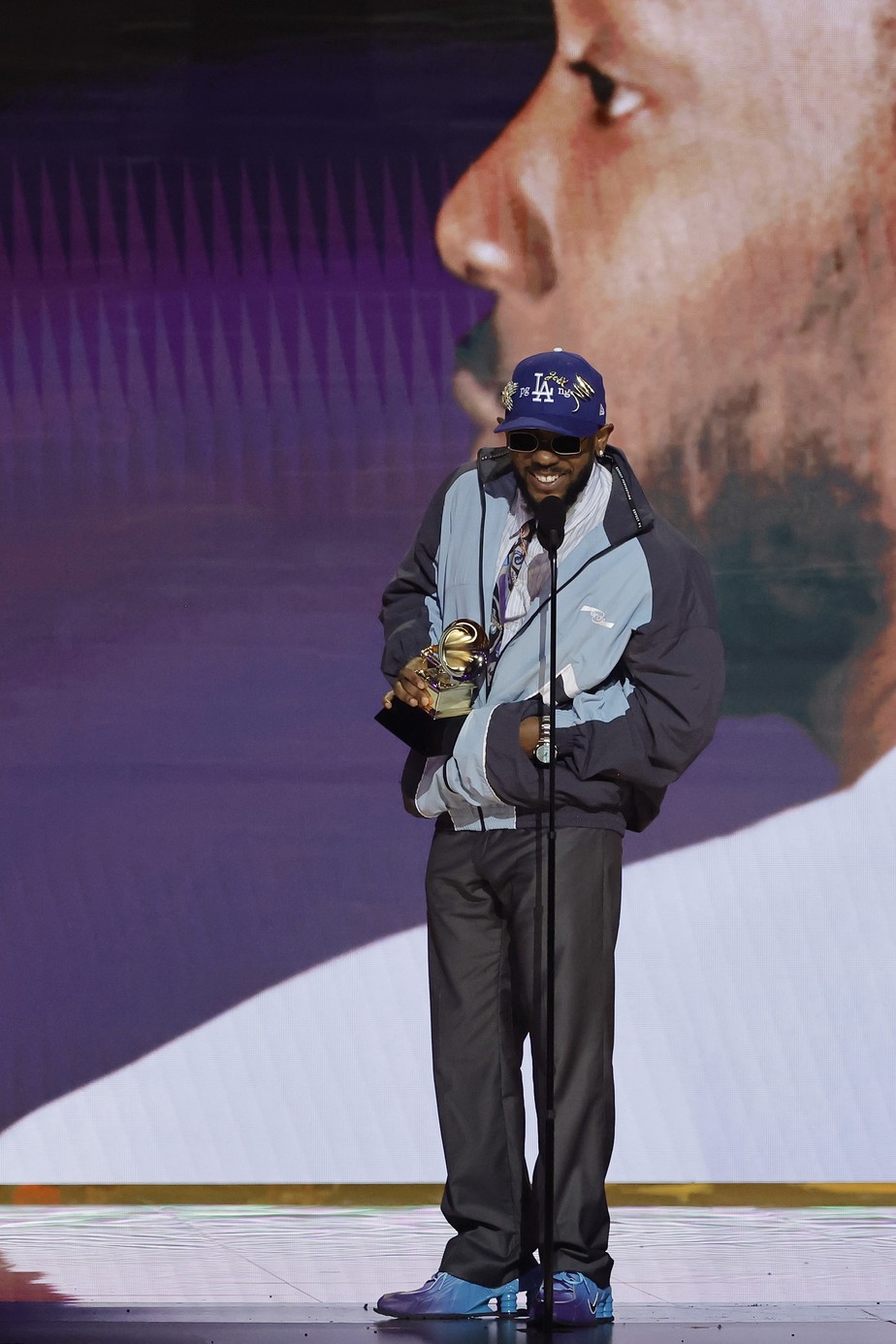 Kendrick Lamar vence Grammy 2023 com polêmico tênis de molas Moda GQ