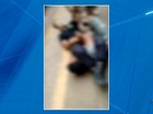 Segurança de ponto de ônibus agride homem que entrou sem pagar; vídeo