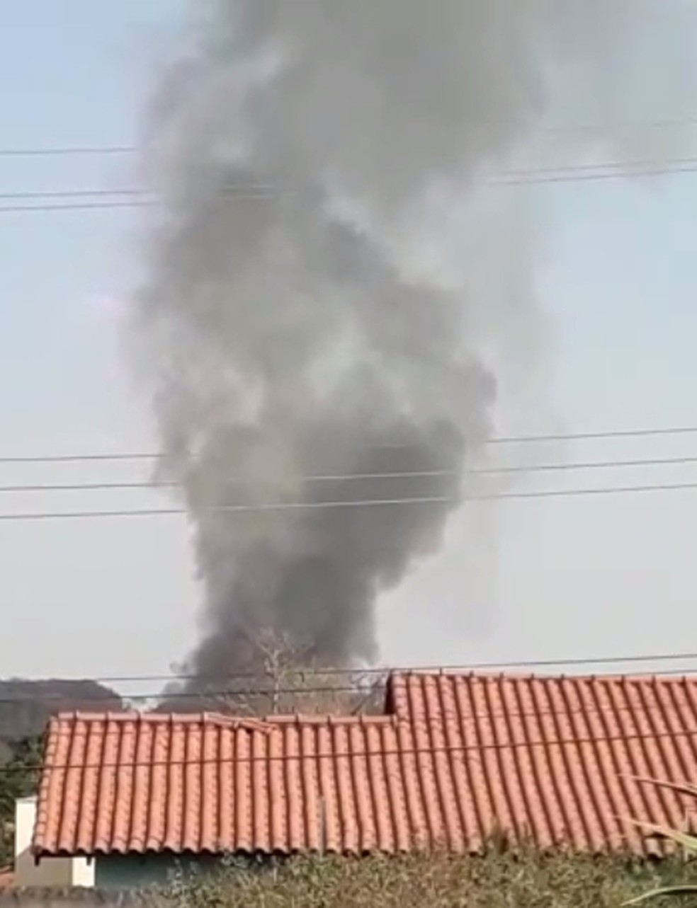 Moradores conseguiram ver a nume de fumaça de longe — Foto: Arquivo Pessoal 