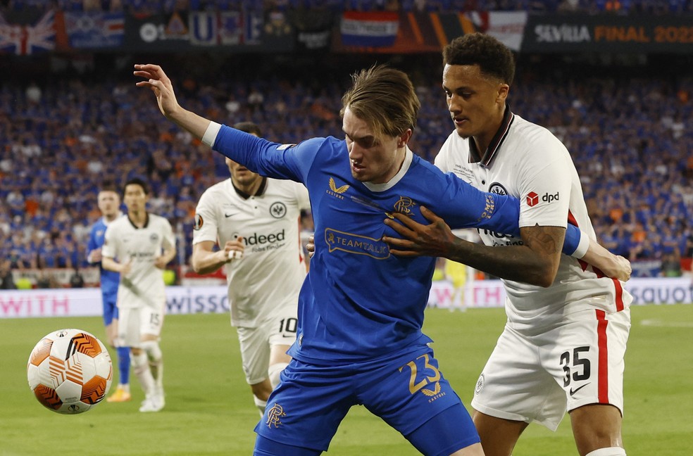 Tuta em disputa de bola durante a final da Liga Europa — Foto: Albert Gea/Reuters