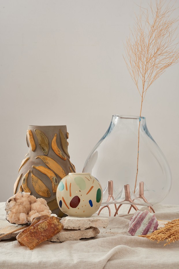 A partir da esquerda: vaso Banana, da coleção Alquimias, de Paula Juchem; Bola, da linha Caminhos, de Cynthia Gyuru; e Mangue, de Carol Gay (Foto: Divulgação)