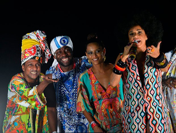 Taís Araújo e Lázaro Ramos realizam casamento afro com Daniela Mercury e Luiz Miranda (Foto: André Muzell/ Ed. Globo)