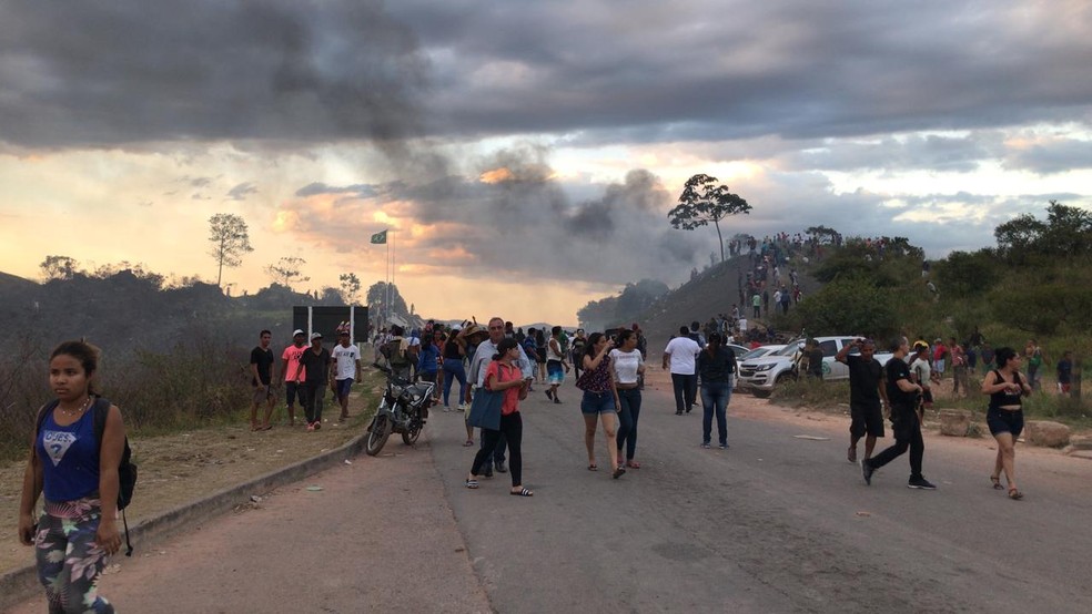 PolÃ­cia brasileira orienta manifestantes a retornarem para o lado brasieiro em conflito na fronteira com a Venezuela â€” Foto: Alan Chaves/G1 RR