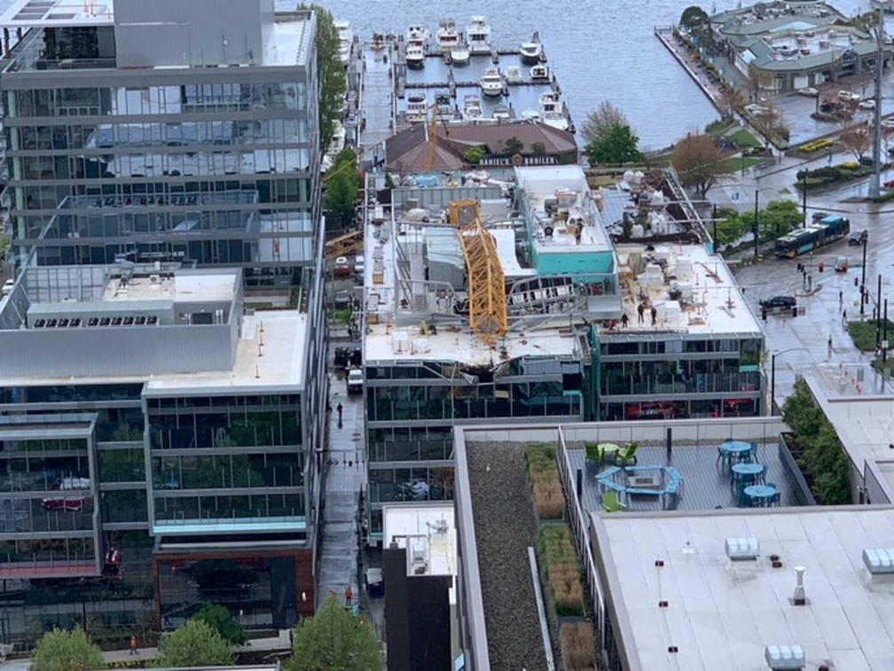 Guindaste destruiu parte de prédio em Seattle neste sábado (27) — Foto: CHAD TILLEKERATNE/via REUTERS