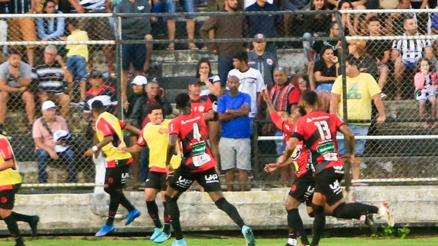 Iago Dias comemora gol do Pouso Alegre contra o ASA