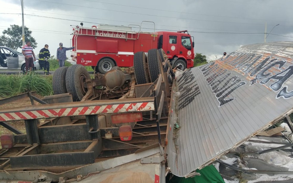 Caminh&atilde;o ficou destru&iacute;do.   &mdash; Foto: Blog do Sigi Vilares