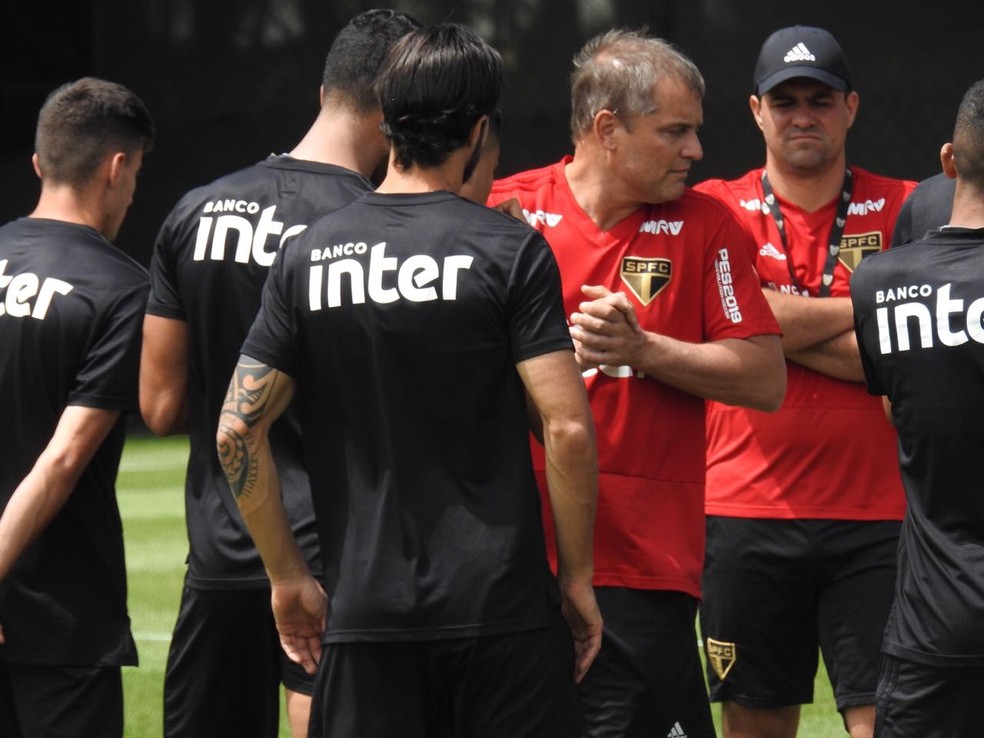 Diego Aguirre conversa com alguns jogadores durante treino do São Paulo — Foto: Marcelo Hazan