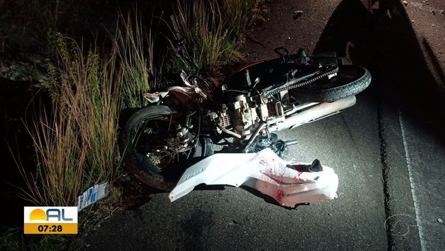 Casal morre depois de moto ser atingida por carro em Monteirópolis