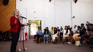 A ministra britânica das Relações Exteriores, Liz Truss, faz um discurso durante um evento de campanha em Leeds — Foto: HENRY NICHOLLS / POOL / AFP