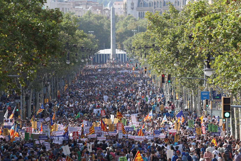 Marcha pela faz e contra o terrorismo toma conta do centro de Barcelona neste sábado (Foto: Albert Gea/Reuters)