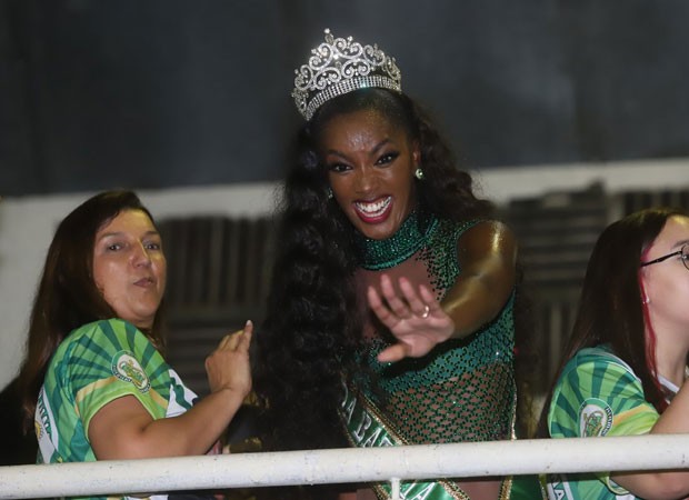Iza é coroada rainha de bateria da Imperatriz Leopoldinense (Foto: Daniel Pinheiro/AgNews)