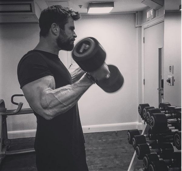 O ator Chris Hemsworth malhando (Foto: Instagram)