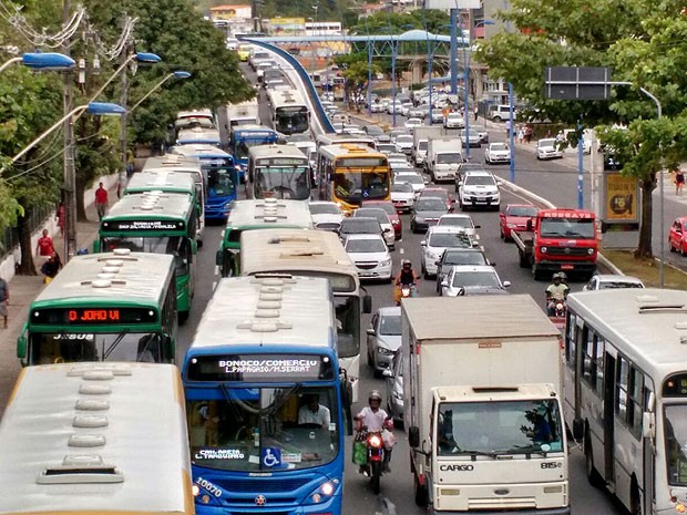 Congestionamento na Avenida Tancredo Neves, em Salvador (Foto: Yuri Girardi/Arquivo Pessoal)