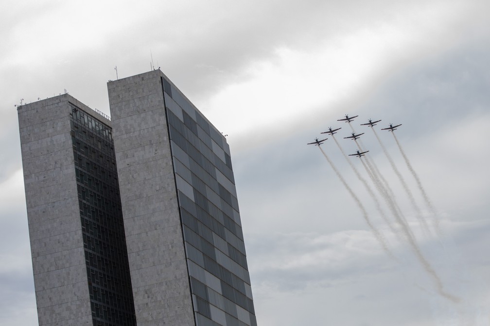 Aviões da Esquadrilha da Fumaça sobrevoam o Congresso Nacional durante cerimônia de posse de Jair Bolsonaro — Foto: Fábio Tito/G1