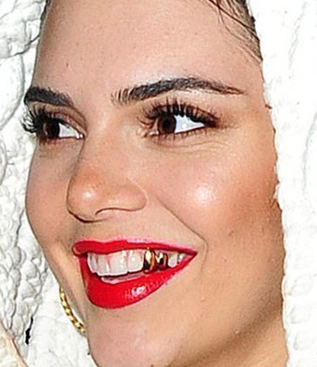 Kendall Jenner exibe dente de ouro (Foto: AKM-GSI)