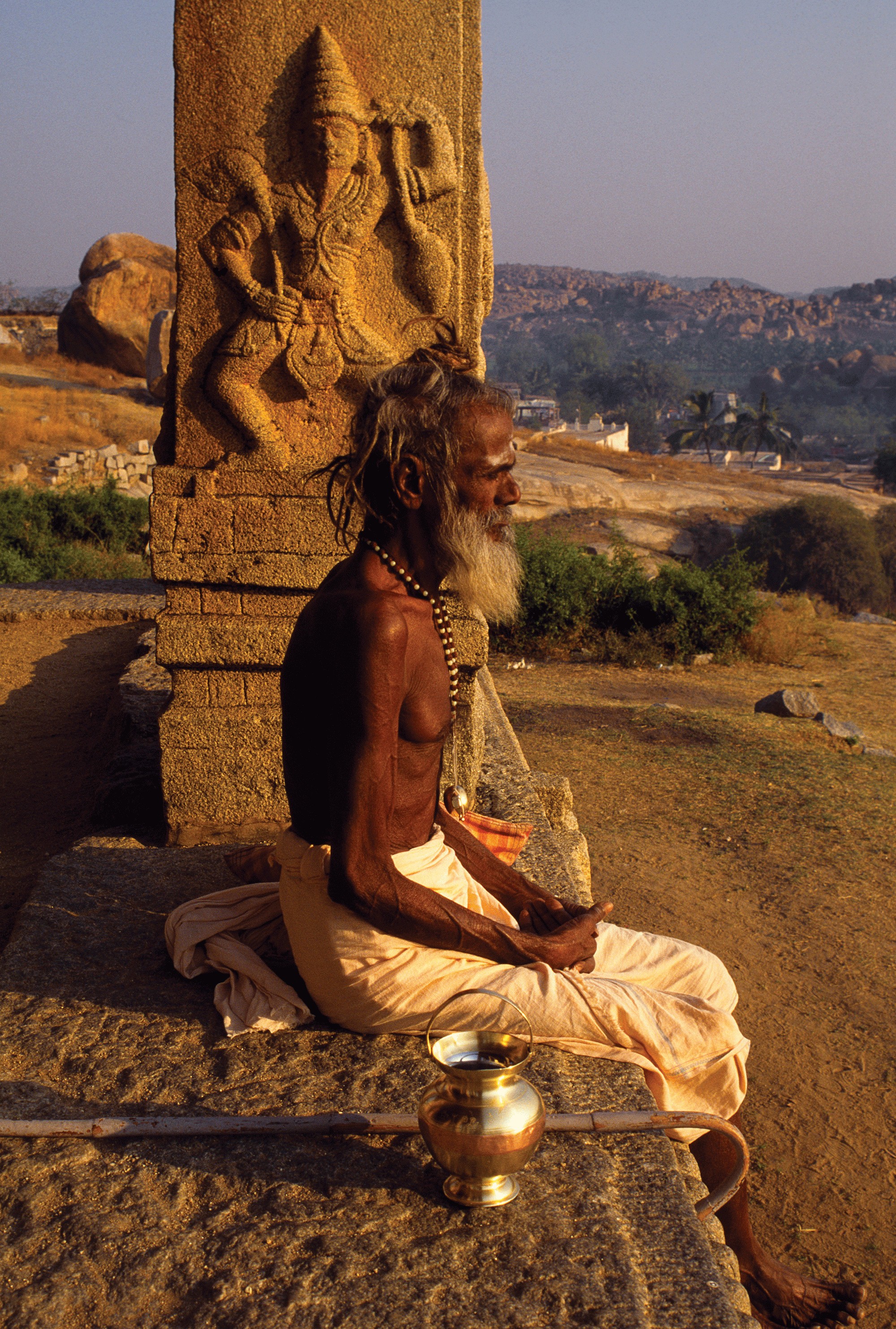 Aventura à indiana: Um sadhu, conhecido como homem sagrado da Índia, descansa à frente de um templo em Hampi (Foto: divulgação)