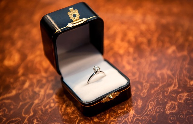 Noiva descobre que o anel de R$ 55 mil que o noivo passou dois anos pagando é falso (Foto: Getty Images)