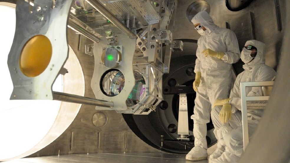 Máquinas Advanced LIGO disparam lasers através de longos túneis, tentando sentir ondulações no tecido do espaço-tempo — Foto: NSF/LIGO
