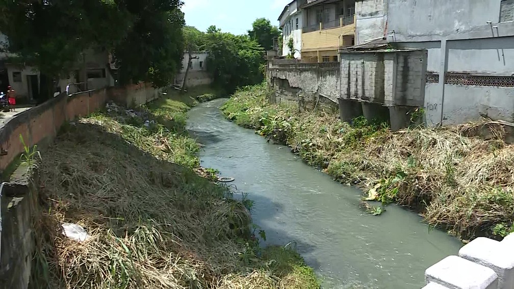 Valão próximo à sede da Prefeitura de Belford Roxo, na Baixada Fluminense — Foto: Reprodução/ GloboNews