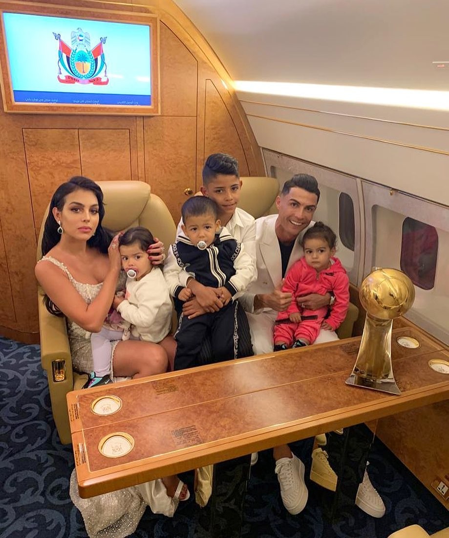 Cristiano Ronaldo e a família em seu jatinho particular (Foto: Reprodução/Instagram)