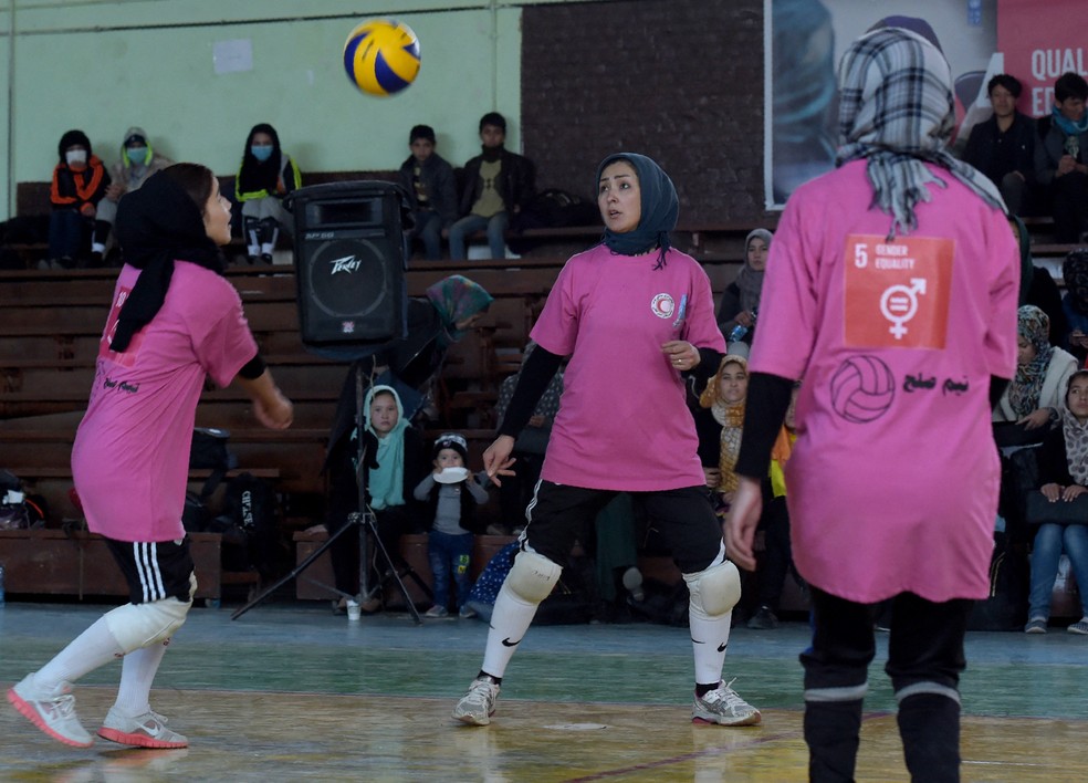 V&ocirc;lei &eacute; um dos esportes mais populares entre as mulheres no Afeganist&atilde;o &mdash; Foto: SHAH MARAI / AFP