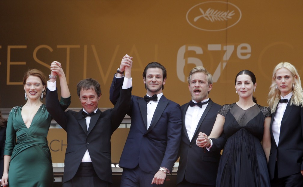 Lea Seydoux, Bertrand Bonello, Gaspard Ulliel, Jeremie Renier, Amira Casar e Aymeline Valade chegam para a exibição do filme 'Saint Laurent' no Festival de Cannes, em maio de 2014 — Foto: Thibault Camus/AP/Arquivo