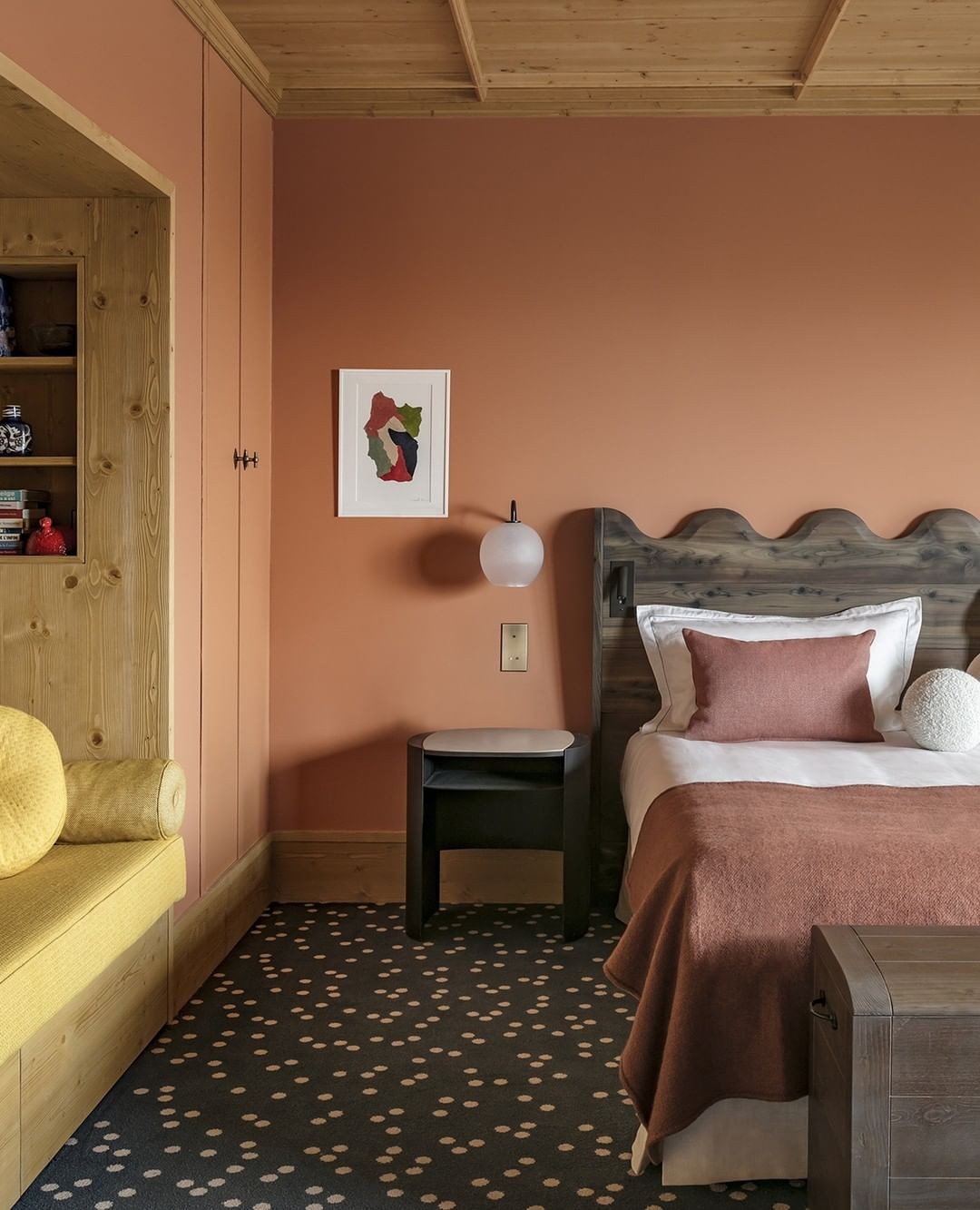 Décor do dia: quarto rosa com madeira clara e póas (Foto: JÉRÔME GALLAND / DIVULGAÇÃO)