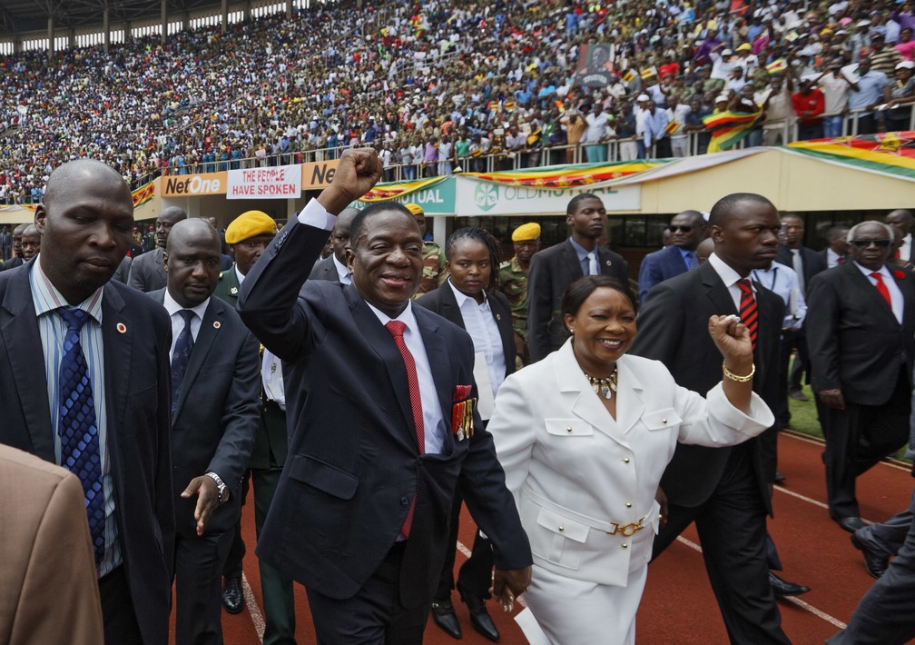 Emmerson Mnangagwa chega para sua cerimônia de posse como presidente do Zimbábue ao lado da mulher, Auxilia (Foto: Ben Curtis/AP Photo)