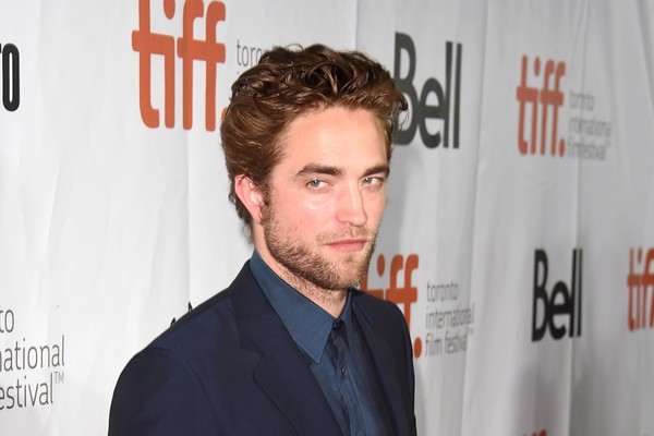 Robert Pattinson pode ter um dos salários mais altos de Hollywood, mas o ator revelou ter comprado todos os seus carros em sites voltados para a venda de produtos mais baratos e usados. (Foto: Getty Images)