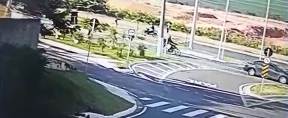 Imagens do circuito de segurança mostram momento em que suspeito armado rouba motociclista em Hortolândia (SP) na manhã desta quarta-feira (16). — Foto: Reprodução/EPTV