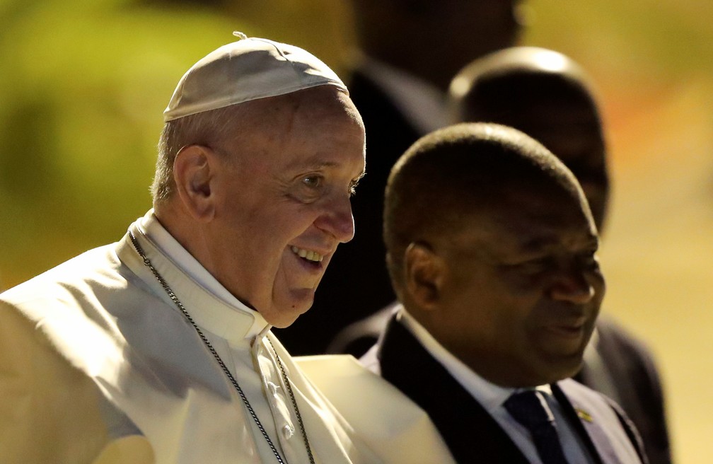 Papa Francisco Ã© recebido pelo presidente moÃ§ambicano Filipe Nyusi em Maputo, nesta quarta (4) â€” Foto: Mike Hutchings/Reuters