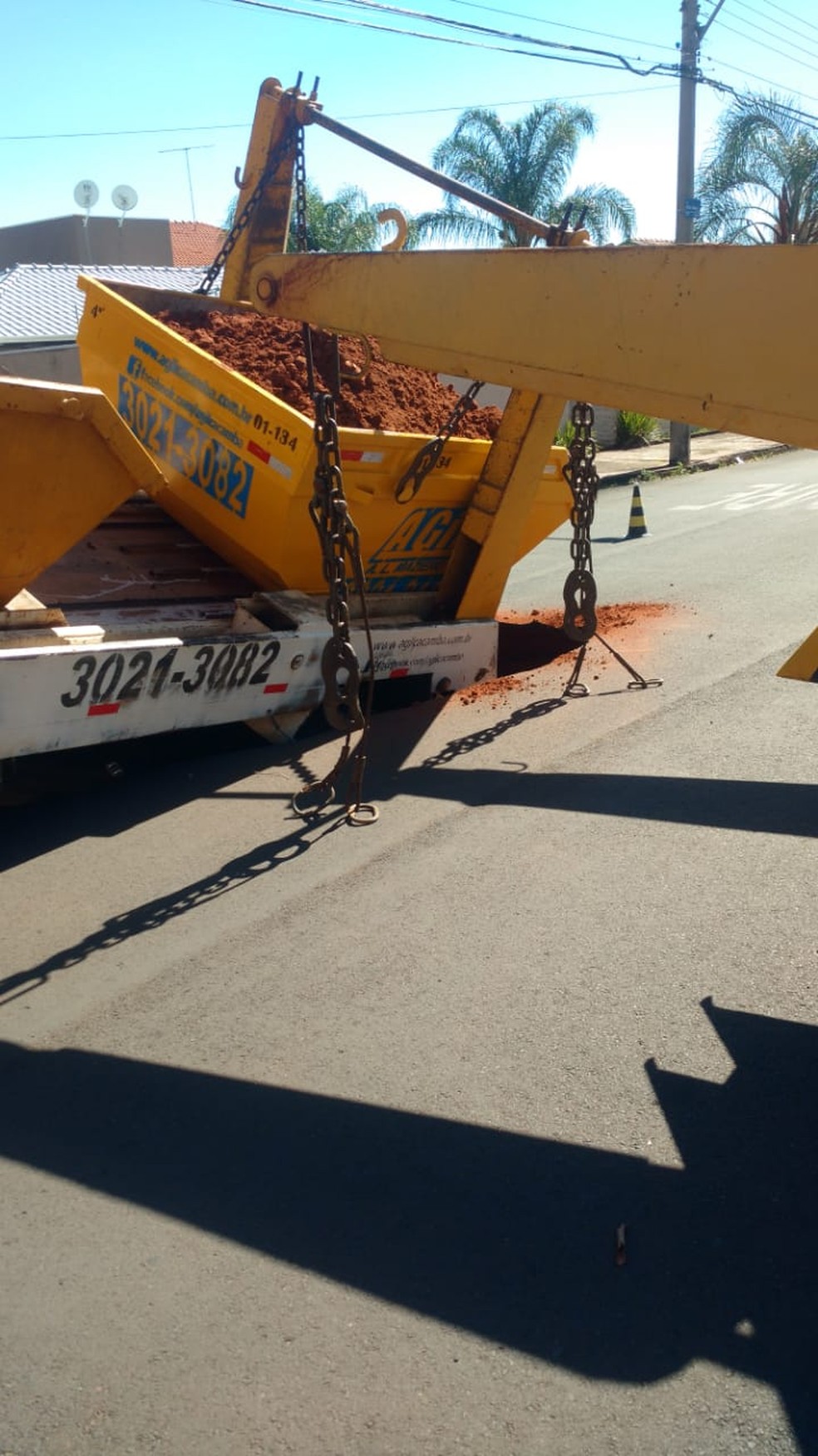 O DAE informou que assim que foi avisada do afundamento do veículo mandou uma equipe para o local — Foto: Arquivo pessoal