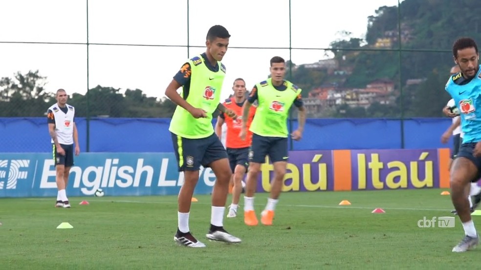 Rodrigo Nestor treina com Neymar na Seleção, em maio — Foto: Reprodução / CBF