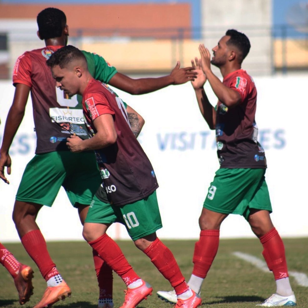 Ju Alagoano comemora o primeiro gol do Petrolina — Foto: Bruno Lopes / Ascom Petrolina