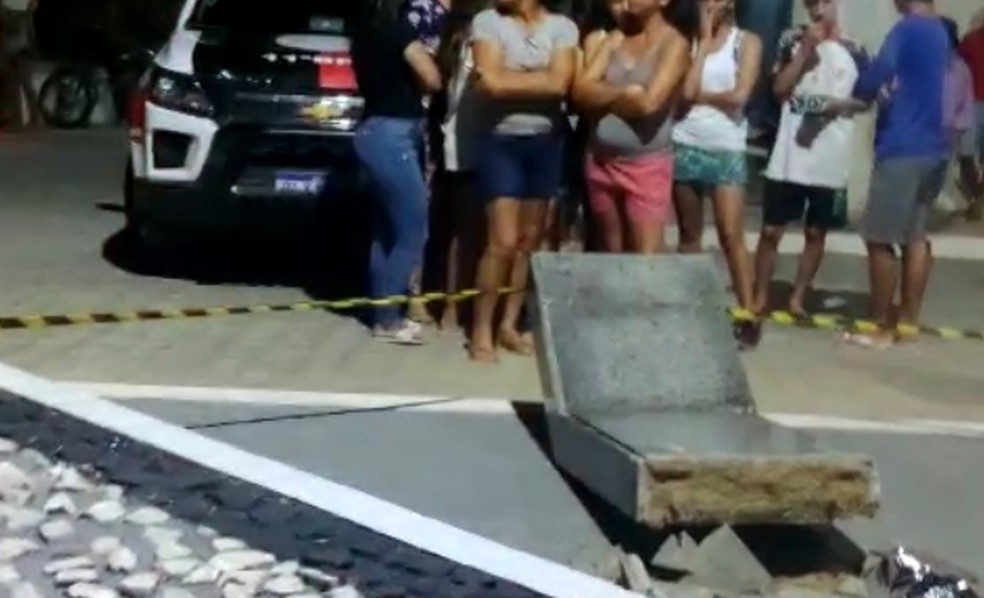 Pedra de mármore cai de estrutura de praça e mata criança em Sumé, na Paraíba — Foto: Reprodução/TV Paraíba