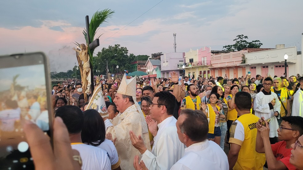 Bispo recebe as imagens e faz oração ao lado de fiéis  — Foto: Tácita Muniz/g1