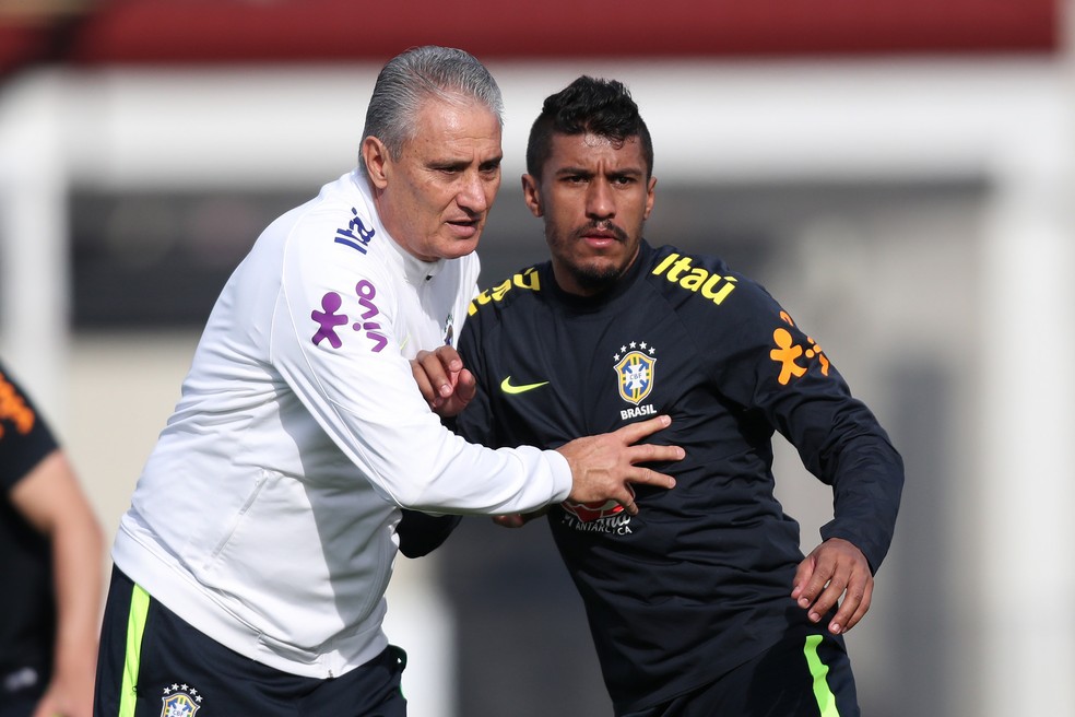 Tite marca Paulinho em treino de bola parada da seleção brasileira (Foto: Lucas Figueiredo/CBF)