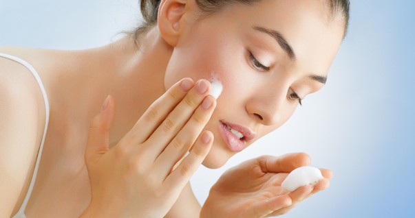 Mulher lavando o rosto (Foto: Shutterstock)