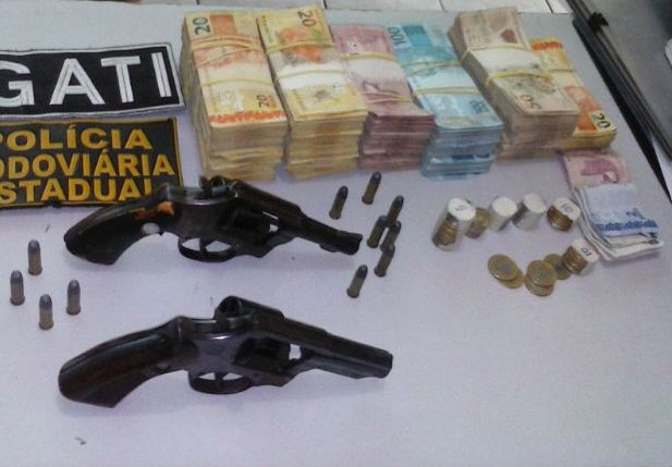 Dinheiro, armas e munições apreendidas (Foto: Divulgação/ Polícia Militar)