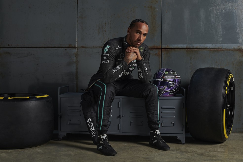 Lewis Hamilton no lançamento do Mercedes W13, carro da equipe alemã para a temporada 2022 — Foto: Mercedes-AMG