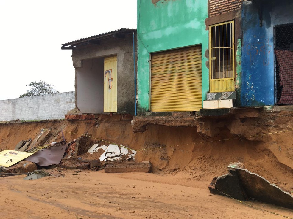 Água levou estrada e danificou residências no local. — Foto: Pedro Trindade/Inter TV Cabugi