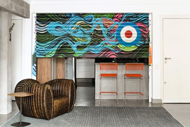 A designer de interiores Simone Casalecchi apostou em um grafite cheio de cores e ondas, que traz sensação de mar. Tapete e mesa lateral da FJ Pronto pra Levar! (Foto: Edu Castello / Editora Globo)