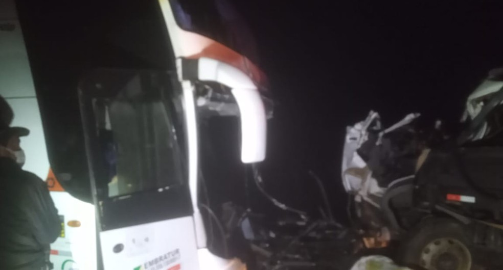 Acidente entre &ocirc;nibus e caminh&atilde;o deixa tr&ecirc;s mortos na BR-430, na Bahia &mdash; Foto: PRE/Divulga&ccedil;&atilde;o