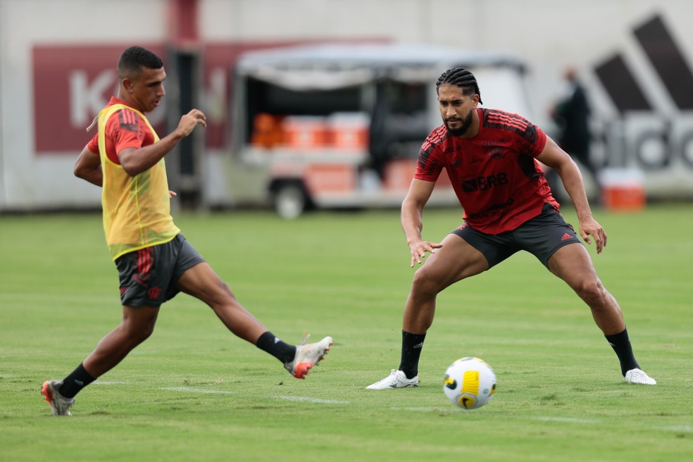 Pablo marca Petterson em treino do Flamengo realizado neste segunda-feira no Ninho do Urubu — Foto: Gilvan de Souza/Flamengo
