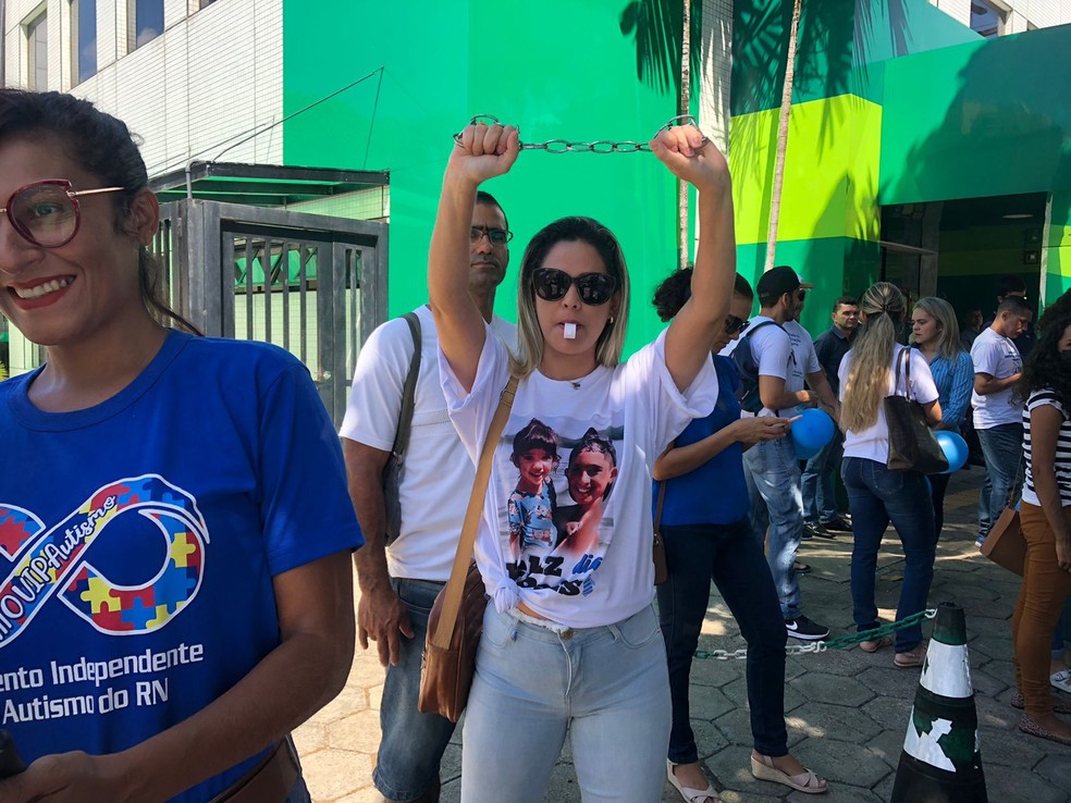 Pais de crianças autistas protestam contra suspensão de atendimentos escolares e domiciliares em Natal — Foto: Vinicius Marinho/Inter TV Cabugi