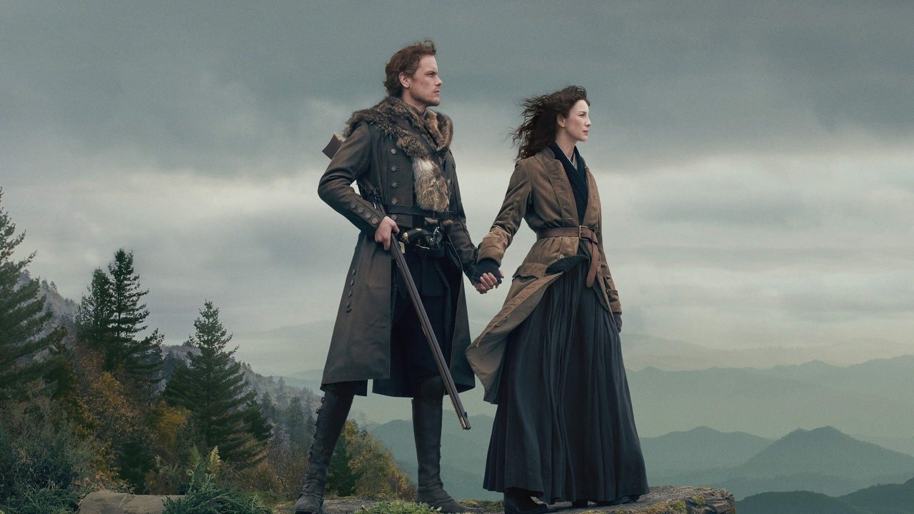 Sam Heughan e Caitríona Balfe na série Outlander (Foto: Divulgação)