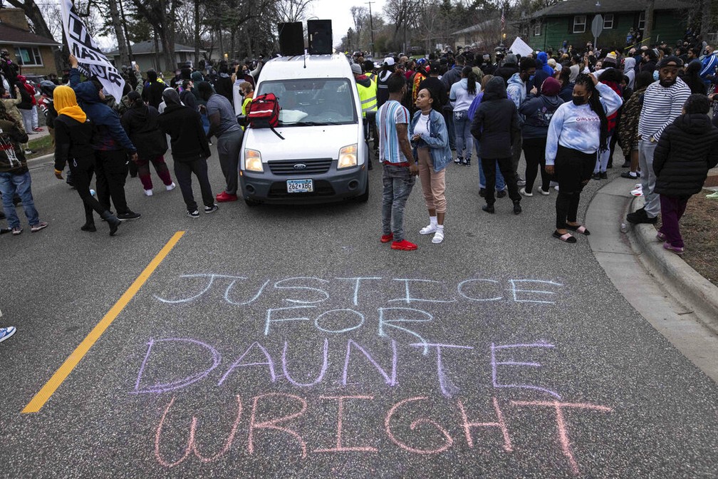 Manifestantes protestam no domingo (11) após morte de Daunte Wright em Minneapolis, nos EUA. — Foto: Christian Monterrosa/AP Photo