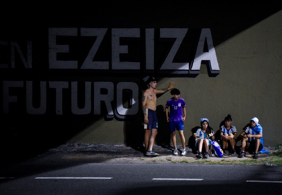Torcedores nos arredores do centro de treinamento da seleção argentina, em Ezeiza — Foto: Reuters