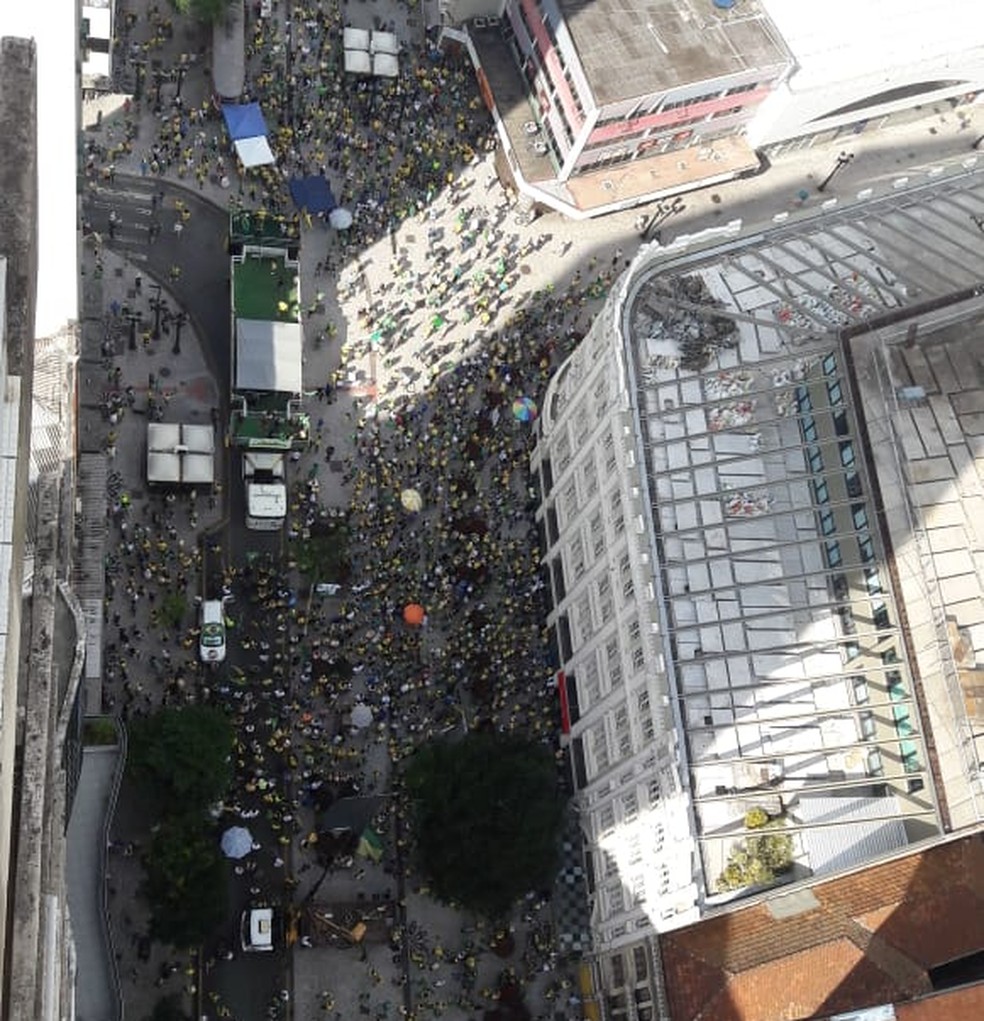 CURITIBA, 15h30: manifestação a favor do governo Bolsonaro neste domingo na região central  — Foto: Filipe Rosa/ RPC Curitiba